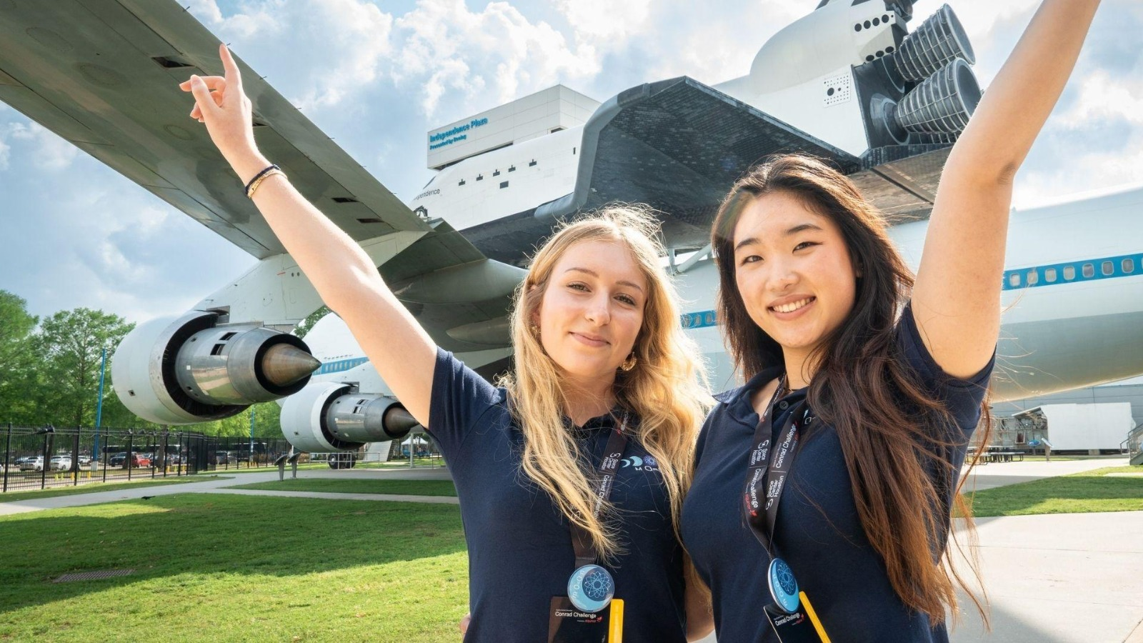 Conrad Challenge iştirakçıları Space Center Houston-da kosmik gəmi qarşısında